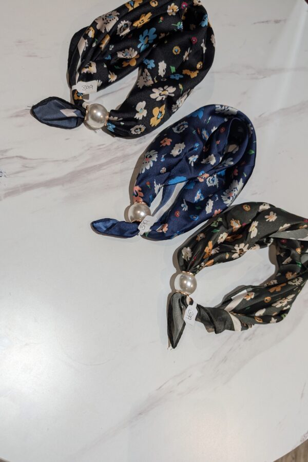 Daisy Magnetic Pearl Scarf